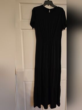 Classic Black Short-Sleeve Maxi Dress - Timeless Everyday Style